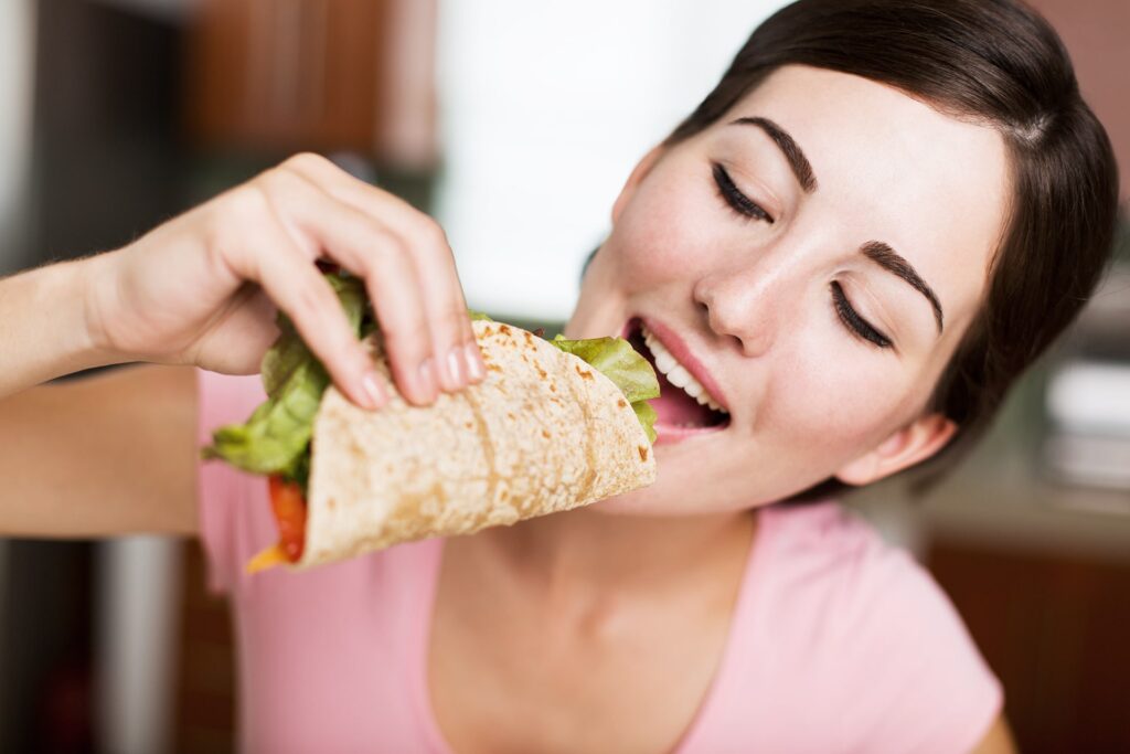Gustare una piadina romagnola light e proteica