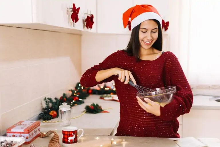 Ragazza che monta le uova con la frusta in una ciota di vetro